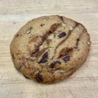 Cookie chocolat noir, noix pécan, fourrage noisette – 70g (environ) – vendredi