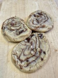 Cookie chocolat noir, noix pécan, fourrage noisette – 70g (environ) – vendredi